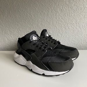 Women’s Nike ‘Black White’ Air Huarache